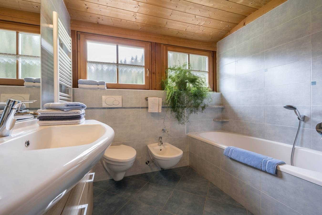 Bad mit Doppelwaschbecken, WC und Badewanne