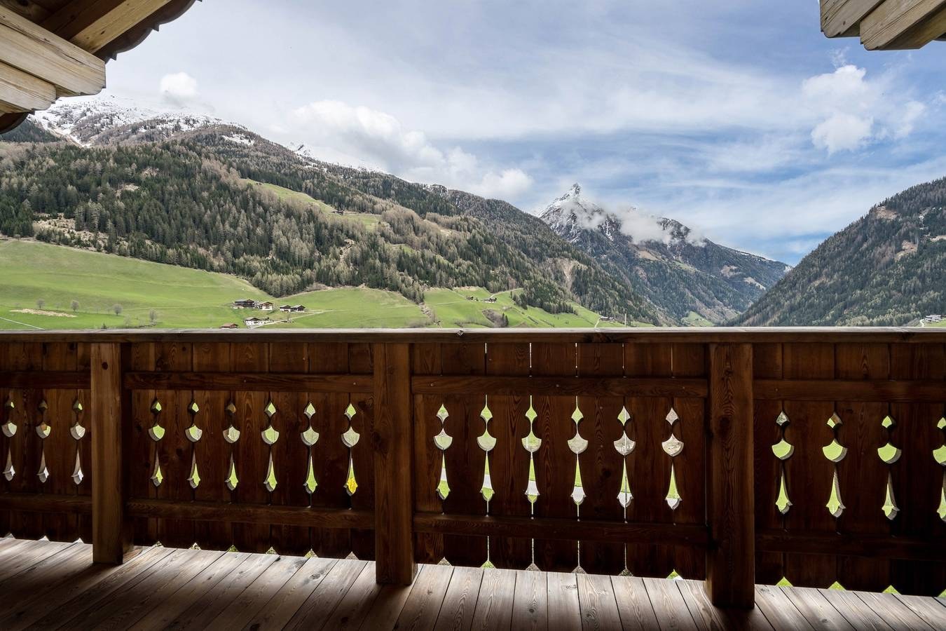 Balkongeländer und Blick in die Berge