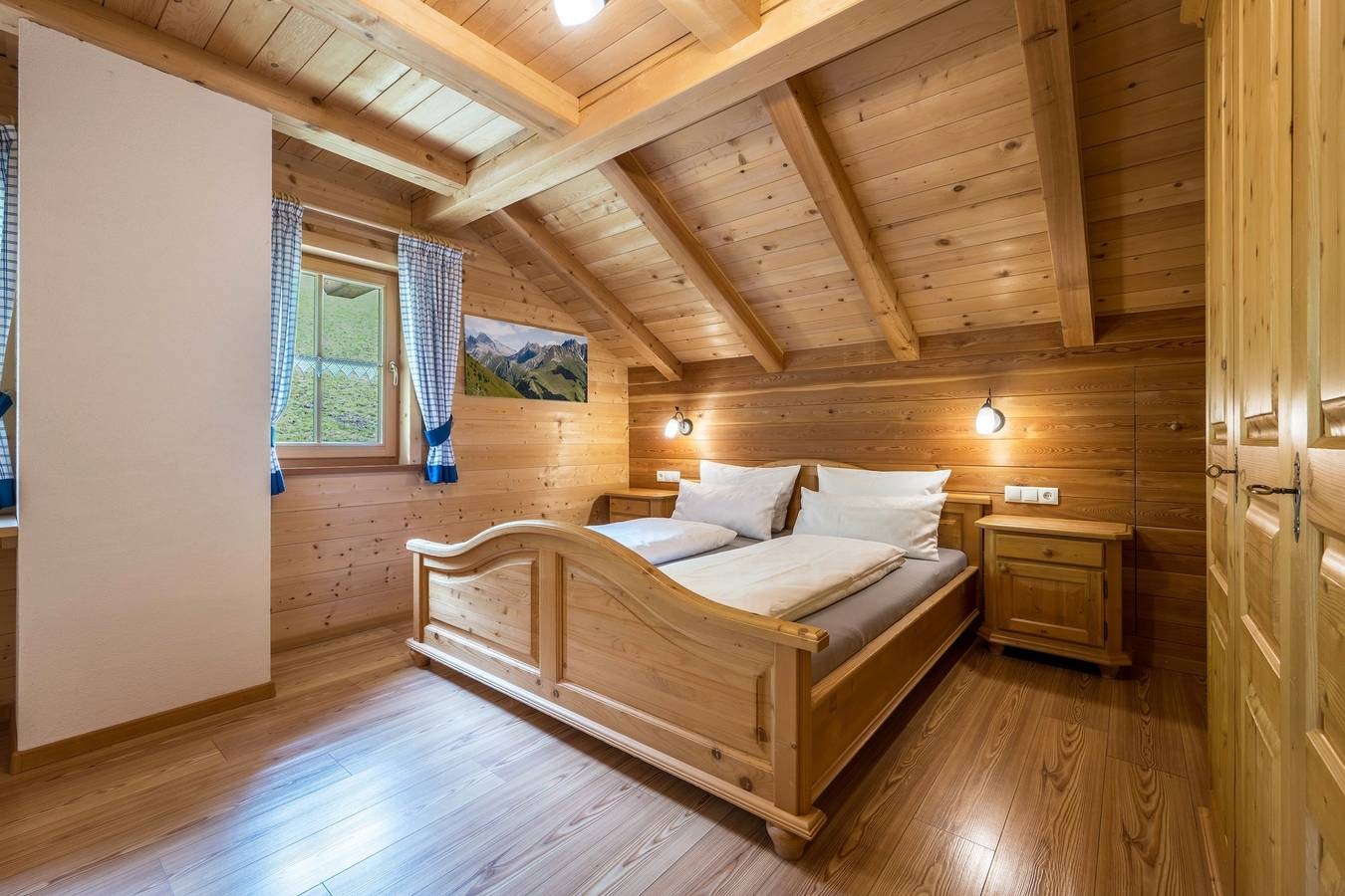 Schlafzimmer mit Holzwänden und Dachbalken